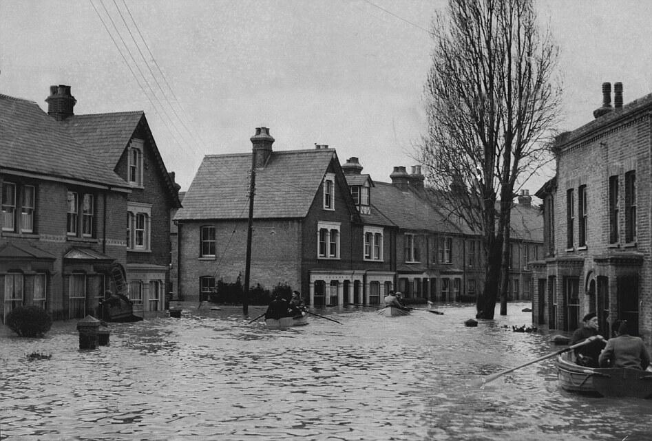 &#91;FULL PICT&#93; Foto-Foto Dramatis Inggris Dilanda Banjir dan Badai