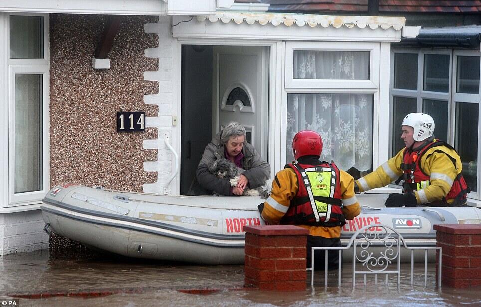 &#91;FULL PICT&#93; Foto-Foto Dramatis Inggris Dilanda Banjir dan Badai