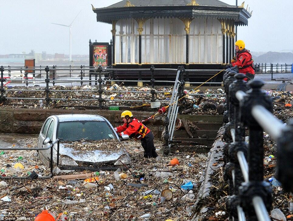 &#91;FULL PICT&#93; Foto-Foto Dramatis Inggris Dilanda Banjir dan Badai