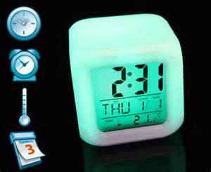 jam moody dadu digital unik bisa menyala dan berubah warna