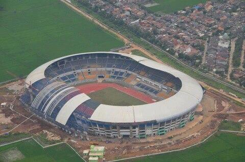 stadion ini akan menjadi stadion pertama di indonesia yang memakai Advertisement LED