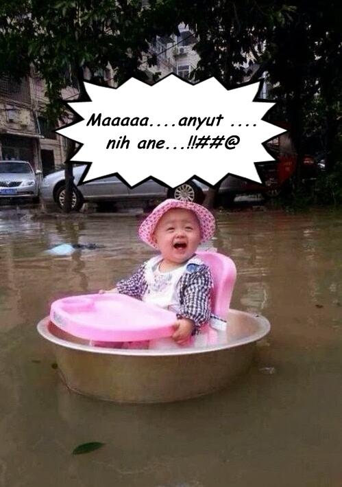 Kasihan anak perempuan di jambak sampai nangis gan..