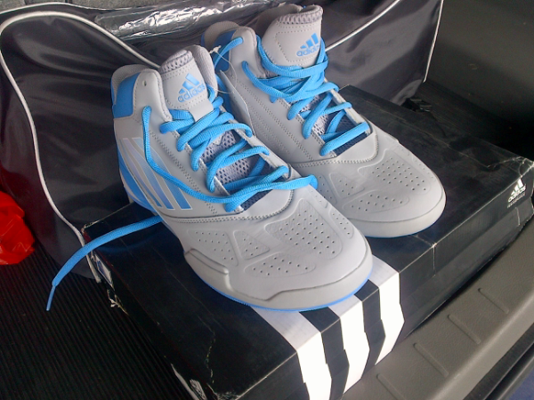 WTS: Sepatu Basket Adidas Ori Baru 100% (siapa cepat dia dapat!)