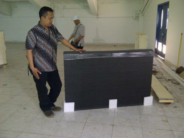 &#91;fullpic&#93;stadion pertama di indonesia yang menggunakan papan sponsor elektronik