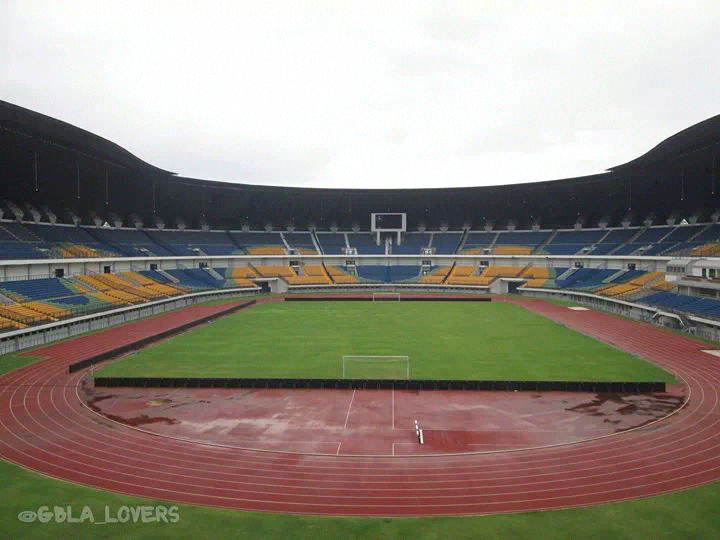 &#91;fullpic&#93;stadion pertama di indonesia yang menggunakan papan sponsor elektronik