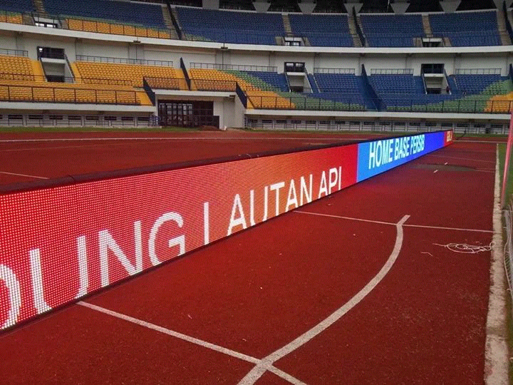 &#91;fullpic&#93;stadion pertama di indonesia yang menggunakan papan sponsor elektronik