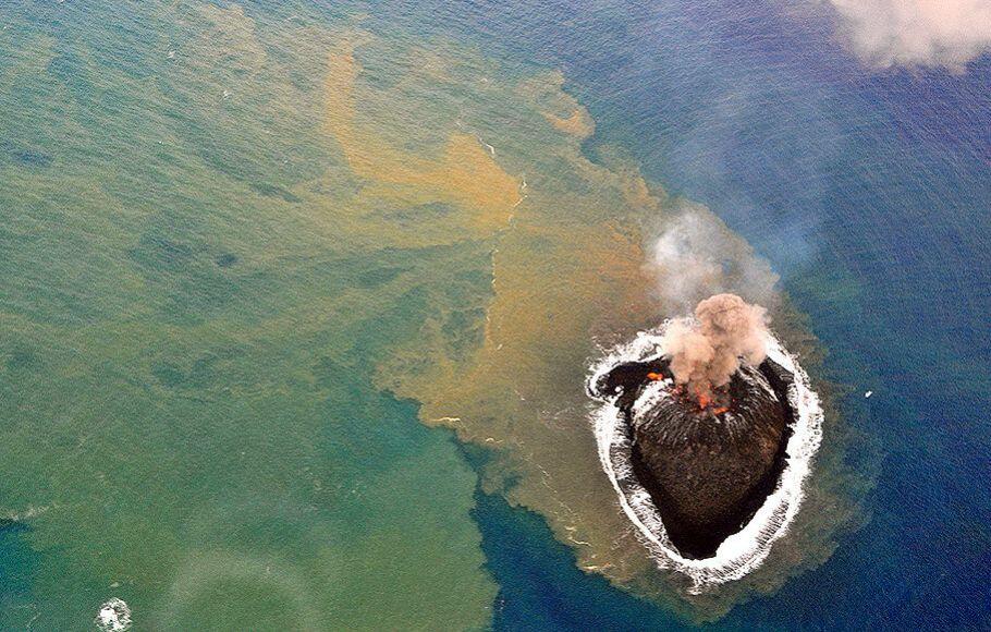 Letusan Gunung Berapi Lahirkan Pulau Baru