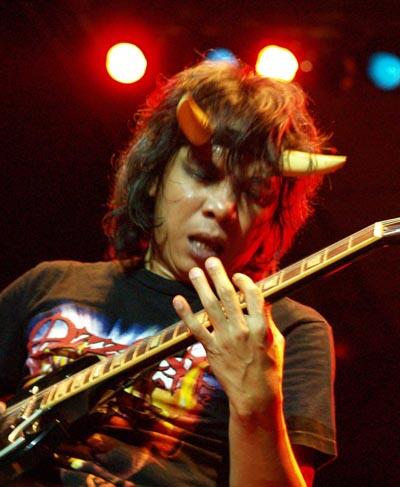 Gitaris Indonesia dengan aksi panggung terbaik, masup gan