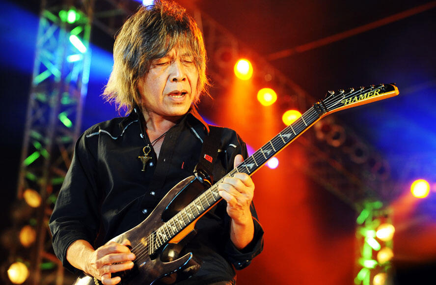 Gitaris Indonesia dengan aksi panggung terbaik, masup gan