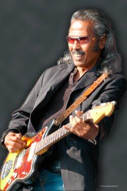 Gitaris Indonesia dengan aksi panggung terbaik, masup gan