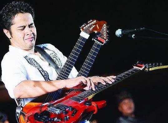 Gitaris Indonesia dengan aksi panggung terbaik, masup gan