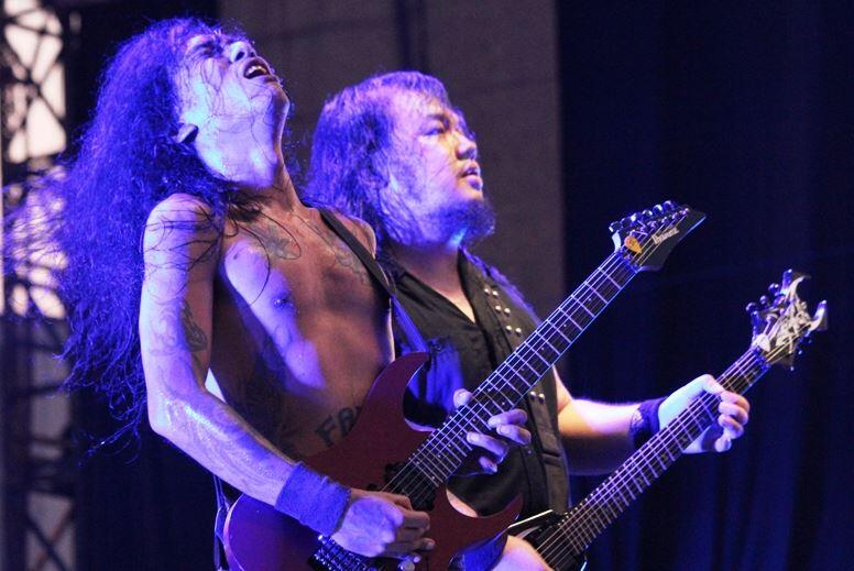 Gitaris Indonesia dengan aksi panggung terbaik, masup gan