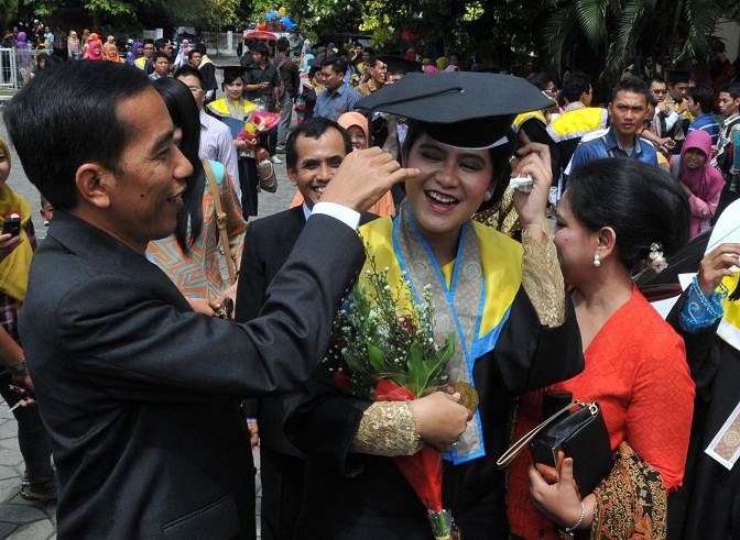 hadiri Wisuda anak eh Jokowi malah di Serbu Wisudawan &amp; Akademisi