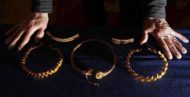 Orang Ini Temukan Emas seharga 3,28 juta poundsterling