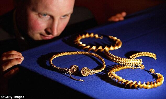 Orang Ini Temukan Emas seharga 3,28 juta poundsterling