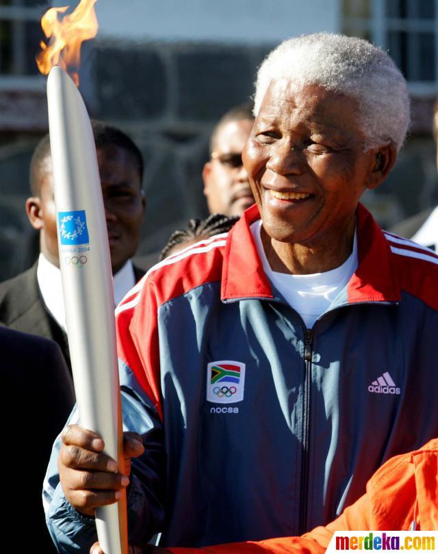 Senyum Nelson Mandela membawa obor Olimpiade Athena di Cape Town