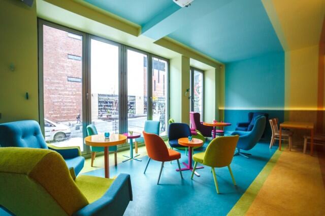 Kedai Kopi Dengan Interior Cerah Warna-Warni