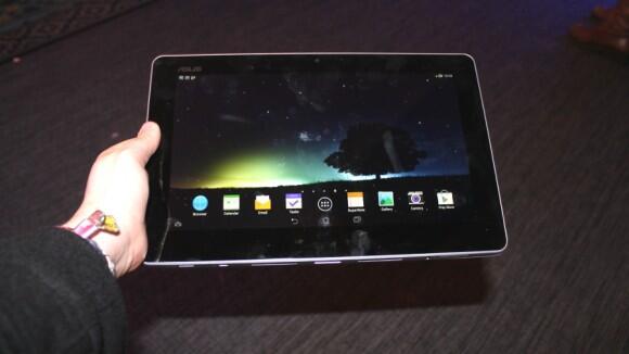 Memperkenalkan ASUS Transformer Trio. Tablet, laptop, PC. Dua OS dalam satu genggaman