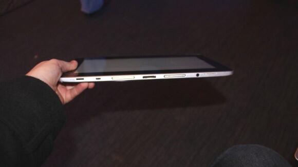 Memperkenalkan ASUS Transformer Trio. Tablet, laptop, PC. Dua OS dalam satu genggaman