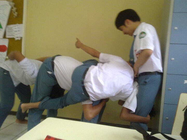 Indonesian Childhood Team Games: KUDA TOMPROK DAN PETAK BENTENG