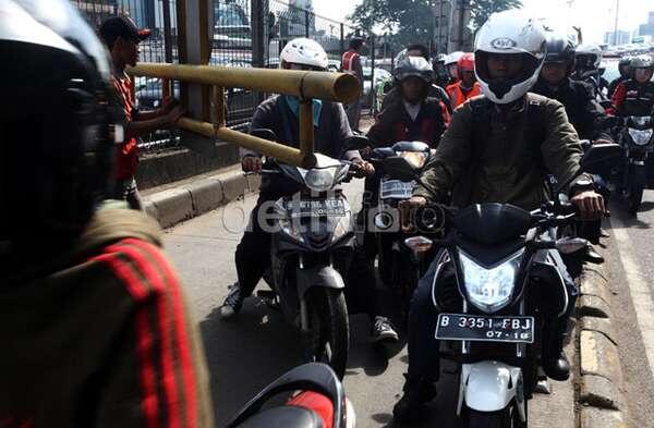 HAKIM BISA DINEGO, PEMOTOR RAMAI-RAMAI TEROBOS JALUR BUSWAY