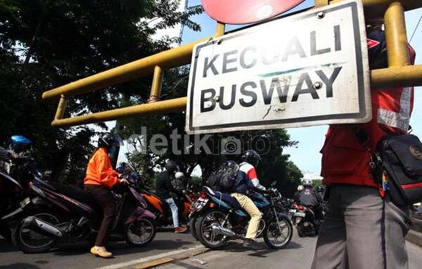 HAKIM BISA DINEGO, PEMOTOR RAMAI-RAMAI TEROBOS JALUR BUSWAY
