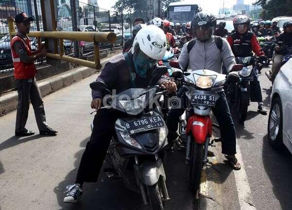 HAKIM BISA DINEGO, PEMOTOR RAMAI-RAMAI TEROBOS JALUR BUSWAY