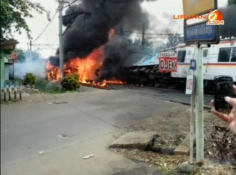 Foto + Video Tabrakan KRL vs truk tangki BBM, ngeri gan