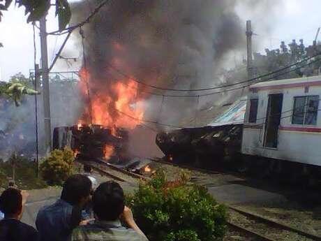 Rakaman Amatir Tabrakan Kereta Api vs Truk Pertamina Di Pasar Bintaro