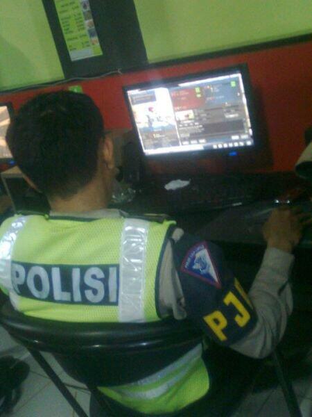 Gambar Kelakuan Polisi Gendeng!