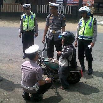 Gambar Kelakuan Polisi Gendeng!