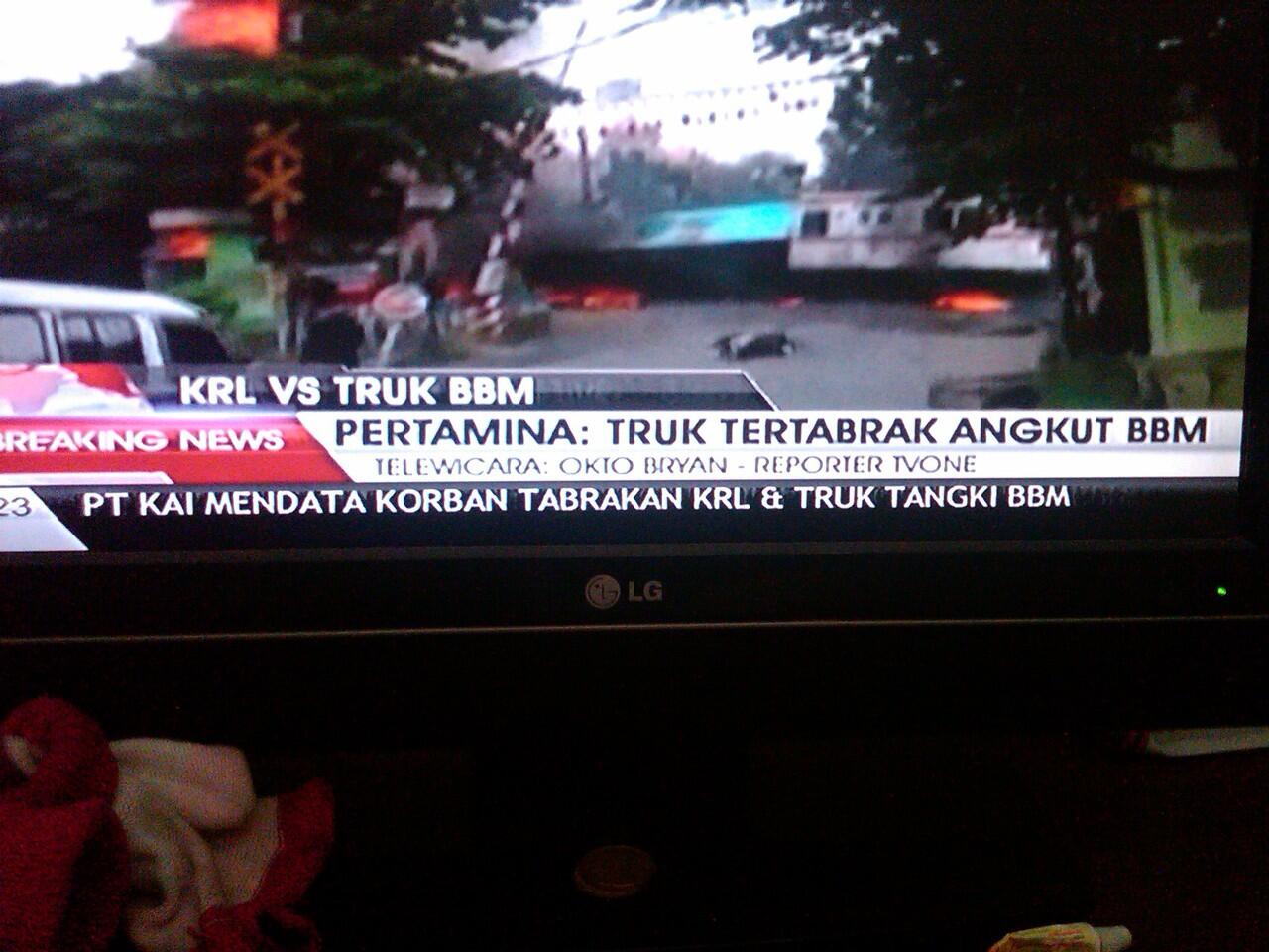 KRL vs Truk Tangki BBM 