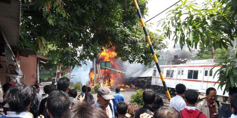 Tabrak Truk Tangki, KRL Serpong-Tanah Abang Terbakar