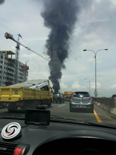 Tabrak Truk Tangki, KRL Serpong-Tanah Abang Terbakar