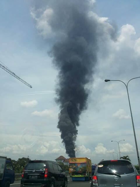 Tabrak Truk Tangki, KRL Serpong-Tanah Abang Terbakar