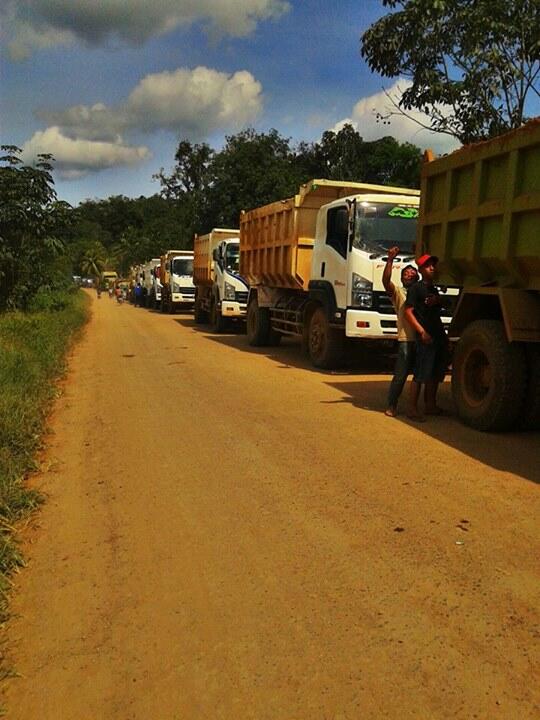 Jalan Trans Kalimantan Barat RUSAK PARAH, Nyaris Tidak Bisa di Lalui