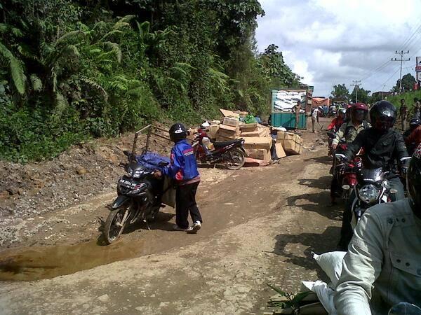 Jalan Trans Kalimantan Barat RUSAK PARAH, Nyaris Tidak Bisa di Lalui