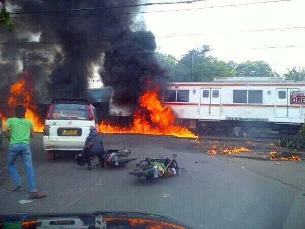&#91;Breaking News&#93; Tabrak Mobil, Kereta Meledak dan Terbakar di Bintaro