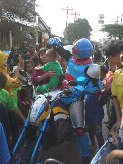 kamen rider kesiangan bikin heboh di lokash kecelakaan krl bintaro