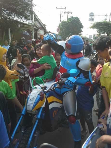 NYATA!!! Kamen Rider Bikin Heboh Lokasi KRL Maut di Bintaro 