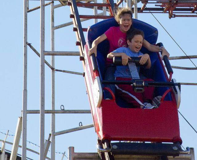 Koleksi Foto Lucu ekspresi Orang lagi Maen Roller Coaster gan,.