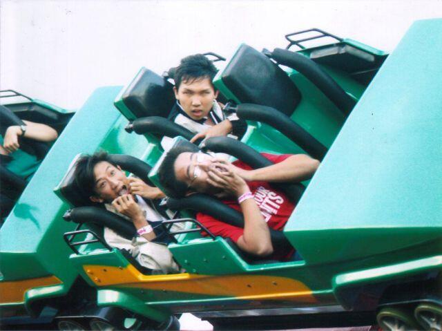 Koleksi Foto Lucu ekspresi Orang lagi Maen Roller Coaster gan,.