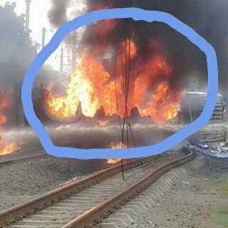 &#91;Breaking News&#93; Tabrak Mobil, Kereta Meledak dan Terbakar di Bintaro
