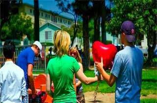 10 Lamaran Romantis Yang Jadi Berantakan