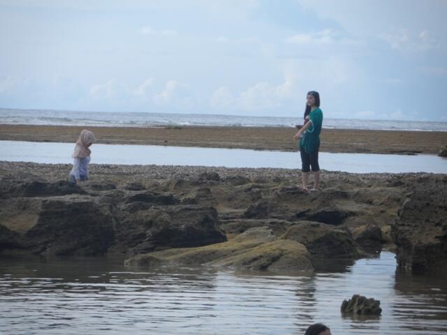 INDAHNYA PANTAI UJUNG GENTENG (SHARE)