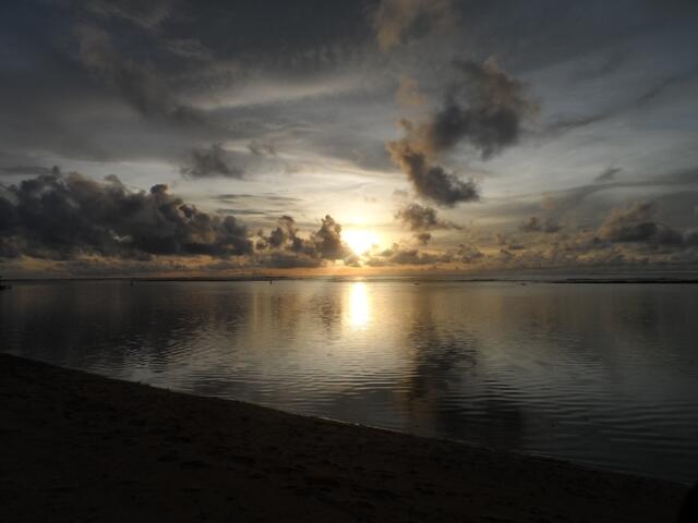 INDAHNYA PANTAI UJUNG GENTENG (SHARE)