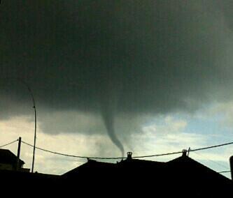 (SHARE) Angin Puting Beliung Landa Bali 11-12-13