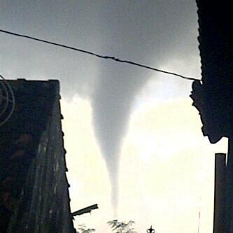 (SHARE) Angin Puting Beliung Landa Bali 11-12-13