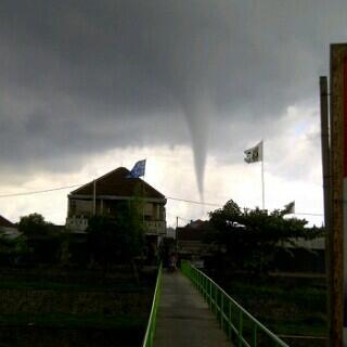 (SHARE) Angin Puting Beliung Landa Bali 11-12-13