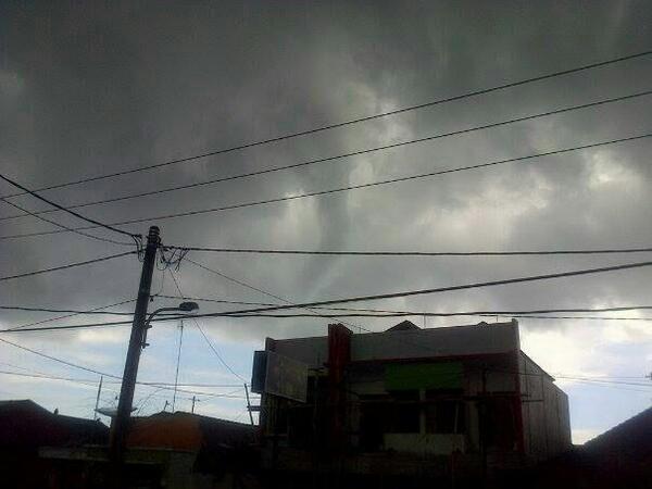 (SHARE) Angin Puting Beliung Landa Bali 11-12-13